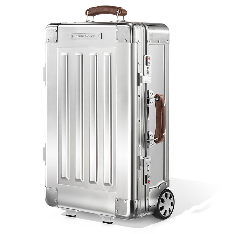 Travel Suitcase, Luxury Luggage, E-commerce retouching by Victor B.